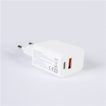 LAMPE TORCHE PNI ADVENTURE F750 CHARGEUR EXTERNE